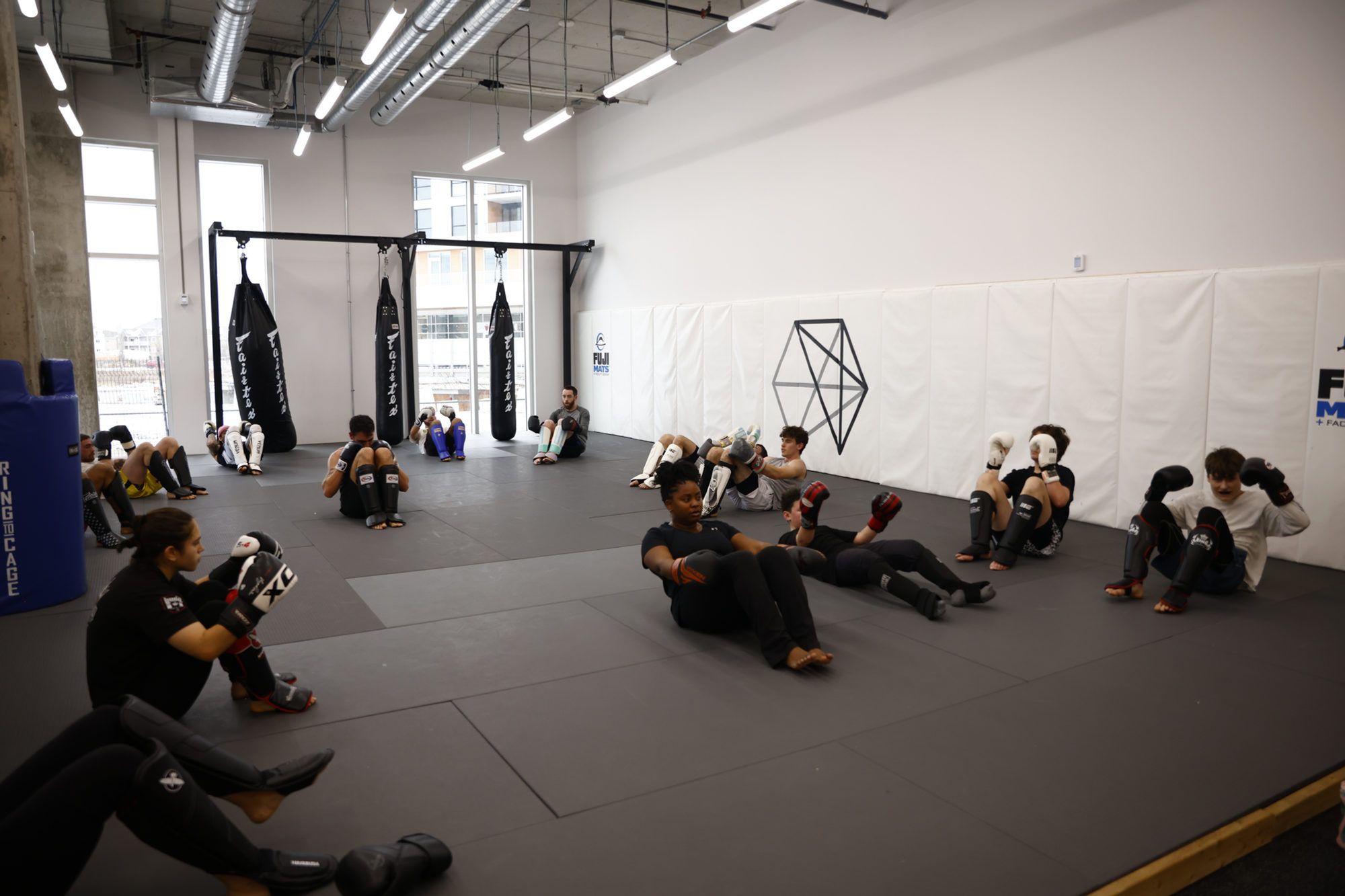 Un cours de grappling en paires sur les tapis